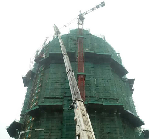 安次吊车在工地上作业